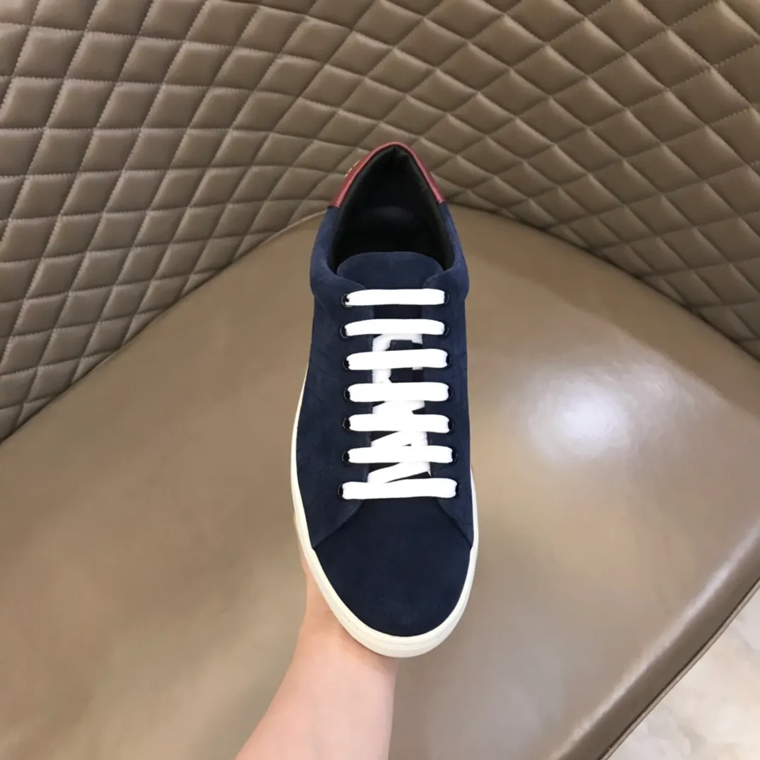 ¥380 B’s men’s classic low-top sneakers are reinterpreted in Vintage plaid cotton and cowhide materials, decorated with a new brand logo. First-layer cowhide lining, heel decorated with Burberry lettering embossed logo, original outsole 38-45